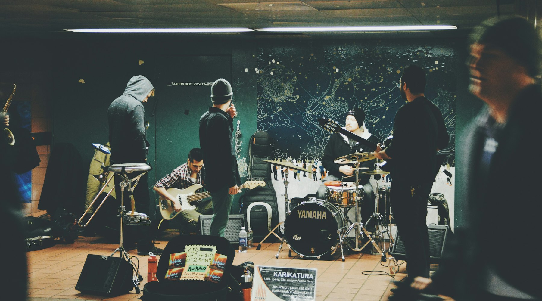 Banda a ensaiar com guitarras e bateria