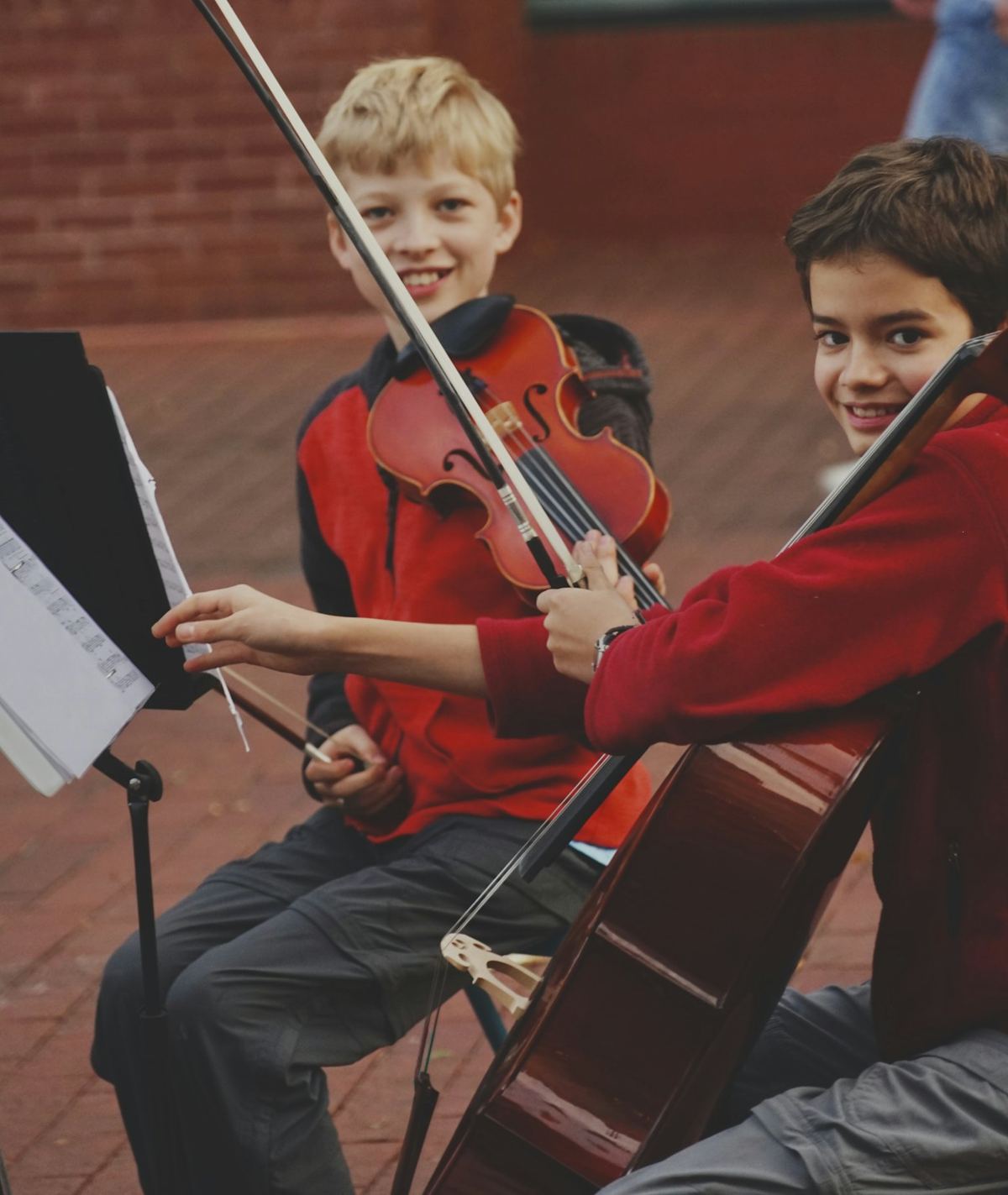 Dois rapazes com violino e violoncelo